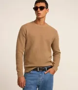 Suéter negro de tejido de punto maquinetado con cuello redondo y manga larga.