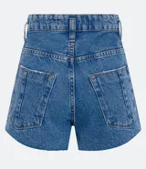 Short de jean de tiro alto con bordados de letras y flores, y terminación desflecada.