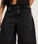 Bermuda jorts de jeans con trabillas en la cintura, cierre tradicional, bolsillos y recortes.