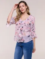 Blusa de gasa rosada con estampado floral, escote en V con volados en cascada en la pechera y mangas tres cuartos acampanadas.