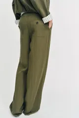 Pantalón recto de tiro bajo en color verde militar, con nervios marcados en la parte delantera, bolsillos frontales y cierre con cremallera, botón interior y ganchos.