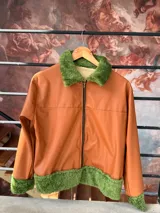 Campera marrón de cuero sintético con cuello y puños de corderito sintético color verde.