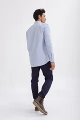 Pantalón de vestir color beige, de corte slim fit.