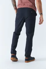 Pantalón chino de corte slim, color azul marino, con cierre frontal, bolsillos laterales y traseros, y pasacintos.