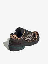 Zapatillas Adidas Adistar Control 5 con diseño inspirado en el running de los años 2000. Presentan un estampado animal print de leopardo en el cuerpo principal, combinado con detalles en negro y las icónicas tres rayas de la marca en los laterales. Cuentan con una suela robusta y estructura reforzada.