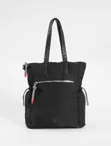 Mochila tipo shopper color negro, con diseño funcional que incluye múltiples bolsillos con cierre, correas de hombro y detalles en cordón con punteras rojas.
