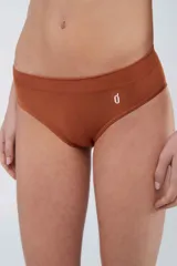 Bombacha tipo bikini de tiro medio, confeccionada en microfibra sin costuras con acabado suave. Presenta un pequeño logo estampado en el lateral y refuerzo interior de algodón.