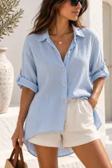 Camisa de lino color celeste, de manga tres cuartos, corte oversize y cierre frontal con botones.