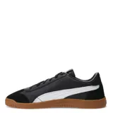 Championes Puma modelo Club 5v5 SD, de estilo urbano inspirado en la cultura terrace. Presentan un diseño en color negro con detalles en blanco y suela de goma color caramelo. Confeccionados con una combinación de cuero revestido, materiales sintéticos y puntera de gamuza en forma de T.