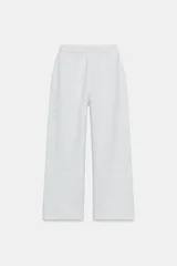 Pantalón de felpa de tiro alto con cintura elástica y corte recto. Cuenta con bolsillos laterales ocultos en la costura y bajo ajustable con cordón elástico y stoppers.