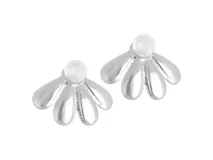 Par de caravanas plateadas con forma de flor de cinco pétalos y una perla blanca en el centro.