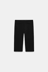 Pantalón capri negro de tiro medio, con bolsillos falsos de vivo en el delantero, raya planchada y aberturas laterales en el bajo.