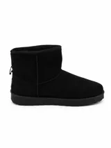 Bota de caña media color negro, con interior forrado en piel sintética y suela de goma con relieve.