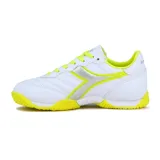 Championes de fútbol sala Diadora modelo Goal, color blanco con detalles en amarillo neón y plateado. Presentan una suela de goma amarilla diseñada para superficies de interior, cordones amarillos y el logo de la marca en el lateral.
