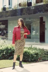 Vestido midi ajustado al cuerpo con estampado animal print.