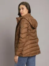 Campera puffer corta Calvin Klein de color marrón, con diseño capitonado de líneas horizontales, cuello alto, cierre frontal de cremallera y bolsillos laterales con cierre.