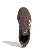Championes urbanos Adidas modelo Court VL 3.0, confeccionados en gamuza color marrón con las icónicas tres tiras laterales en blanco. Presentan suela de goma color tostado y logo de la marca en la lengüeta.
