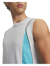 Musculosa deportiva Under Armour Curry Training de color gris, con paneles laterales en celeste y detalles de ribete en negro. Cuenta con sisas amplias y el logo de Curry impreso en el pecho.