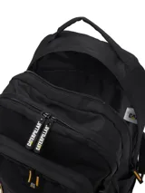 Mochila negra con dos compartimentos principales y un bolsillo frontal con cremallera. Presenta correas de compresión laterales con hebillas plásticas y correas ajustables para los hombros con acolchado Airmesh. Incluye un bolsillo interior acolchado para laptop y un asa superior. El logo CAT está centrado en el bolsillo frontal.