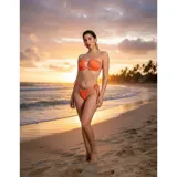 Bombacha de bikini tanga naranja con diseño plisado y tiras laterales ajustables. Fabricada en licra.