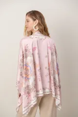 Camisa de seda modelo pañuelo, de color amarillo con estampado estilo mandala y flores, cuello redondo y cierre frontal con botones.