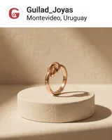 Anillo de acero con baño de oro rosa, caracterizado por un diseño de nudo infinito en la parte superior.