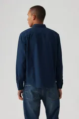 Camisa de manga larga azul marino, con cuello abotonado y logo bordado en el pecho.