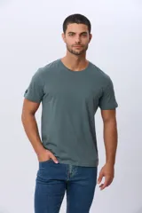 Remera lisa de manga corta y cuello redondo, color gris oscuro, de calce cómodo con pequeño logo bordado en el pecho.