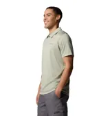Polo Columbia Hike de manga corta, color verde melange con tecnología Omni-Wick, cuello camisero con cierre frontal de tres botones y logo de la marca bordado en el pecho.