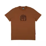 Remera Santa Cruz modelo Dressen Tribal Arch color marrón, con diseño gráfico estampado en el pecho que incluye un arco tribal y la inscripción "Santa Cruz Skateboards".