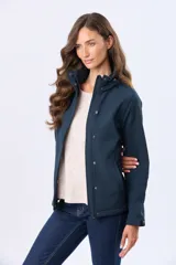 Campera de neopreno color azul, con cierre frontal y solapa con botones a presión. Cuenta con cuello alto, capucha integrada y mangas largas.