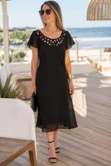 Vestido midi de gasa negro, con escote redondo adornado con un diseño calado y bordado de canutillos, mangas cortas fluidas y corte al sesgo.