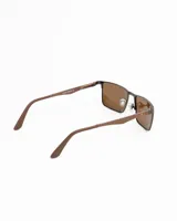 Lentes de sol unisex con montura rectangular de metal color marrón oscuro y cristales polarizados marrones con protección UV400. Incluye funda de tela.