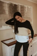 Remera de lactancia y embarazo de manga larga con diseño innovador en bloques de color: negro en la parte superior, beige a rayas horizontales en el medio y blanco en la parte inferior.