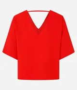Blusa Cortelle de corte holgado confeccionada en crepé, con escote en V delantero y trasero, y mangas cortas. Presenta una tira decorativa entre los hombros en la espalda.