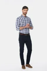 Pantalón de gabardina liviana con diseño clásico de cinco bolsillos, de corte recto y color beige.
