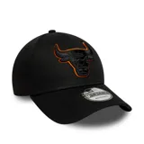 Gorro New Era 9FORTY ajustable, color negro con logo de los Chicago Bulls bordado en naranja.