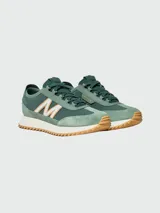 Zapatillas Moncler modelo Pacey2, confeccionadas en ante y nobuk en tonos verde militar, con detalles en blanco y marrón, cordones verde oscuro y suela dentada de goma.