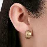 Aros tipo argolla pequeña de diseño ancho y superficie texturizada con acabado mate en tono dorado.