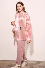 Sobrecamisa de algodón a rayas verticales rojas y blancas con bordados de un ojo egipcio, un sol, una palmera, un camello y una esfinge.