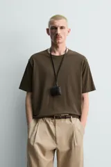 Camiseta de corte regular fit en mezcla de algodón y lino, con cuello redondo y manga corta de la colección Origins.