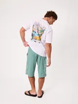 Remera negra de ajuste holgado con gran estampado gráfico en la espalda de temática tropical con una playa, palmeras y la inscripción "Welcome to Surfers Paradise".