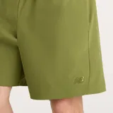 Short New Balance Athletics de hombre, color verde militar, con tecnología NB DRY y bolsillos laterales.