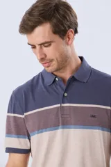 Remera polo de manga corta con diseño de franjas horizontales en tonos azul, beige, marrón y celeste. Cuenta con cuello camisero, cierre frontal de dos botones y pequeño logo bordado en el pecho.
