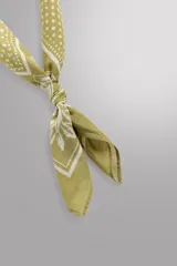 Pañuelo tipo bandana de algodón, color verde oliva oscuro, con estampado paisley y puntos en blanco.