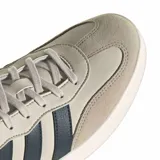 Championes urbanos Adidas modelo Barreda, color beige con las icónicas tres tiras laterales en color negro. Presentan una puntera reforzada en gamuza y suela de goma plana.
