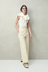 Pantalón negro de algodón con corte recto y bolsillos delanteros grandes.