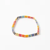 Pulsera elástica compuesta por pequeñas piezas rectangulares de colores variados y separadores metálicos dorados.