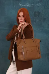Cartera tipo tote de diseño elegante en símil cuero, con doble asa rígida, correa regulable y múltiples bolsillos frontales con cierre. Cuenta con dos divisiones internas, siendo un accesorio práctico, espacioso y versátil para uso diario.
