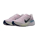 Championes Nike Pegasus 42 para running, color negro con detalles en blanco. Incorporan unidad Air Zoom de largo completo y entresuela ReactX para una amortiguación suave y retorno de energía.
